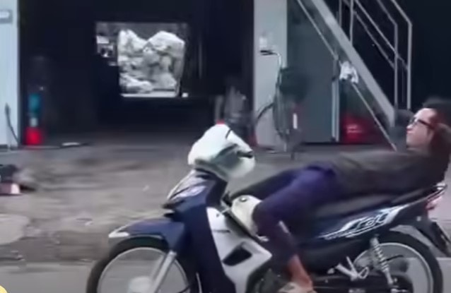 Buông tay lái, nằm ngửa khi chạy xe: Nam thanh niên ở Hải Phòng bị phạt và tịch thu xe