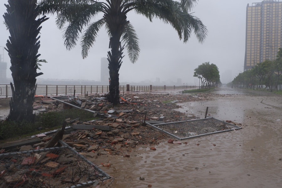 Nước biển dâng cao, sóng lớn đánh nát đường ven sông Hàn