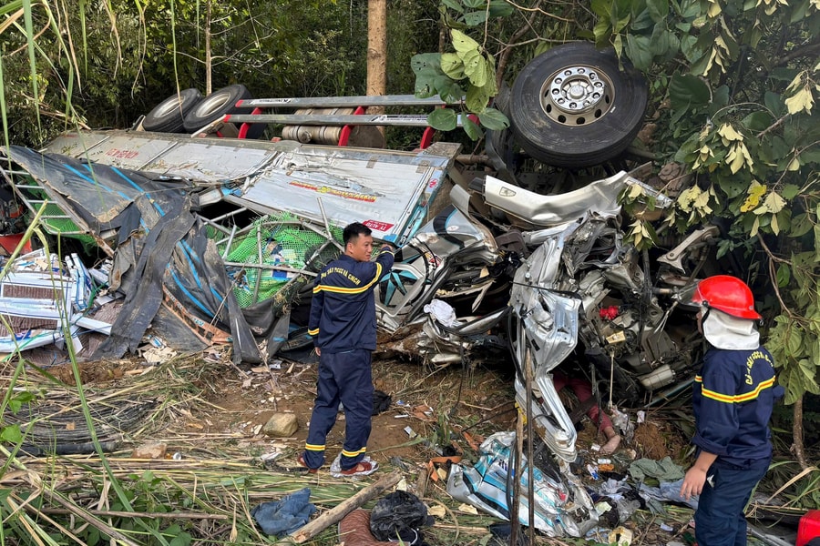Quảng Ngãi: Xe tải mất lái, lao vào dải phân cách, 2 vợ chồng tử vong, 2 người bị thương
