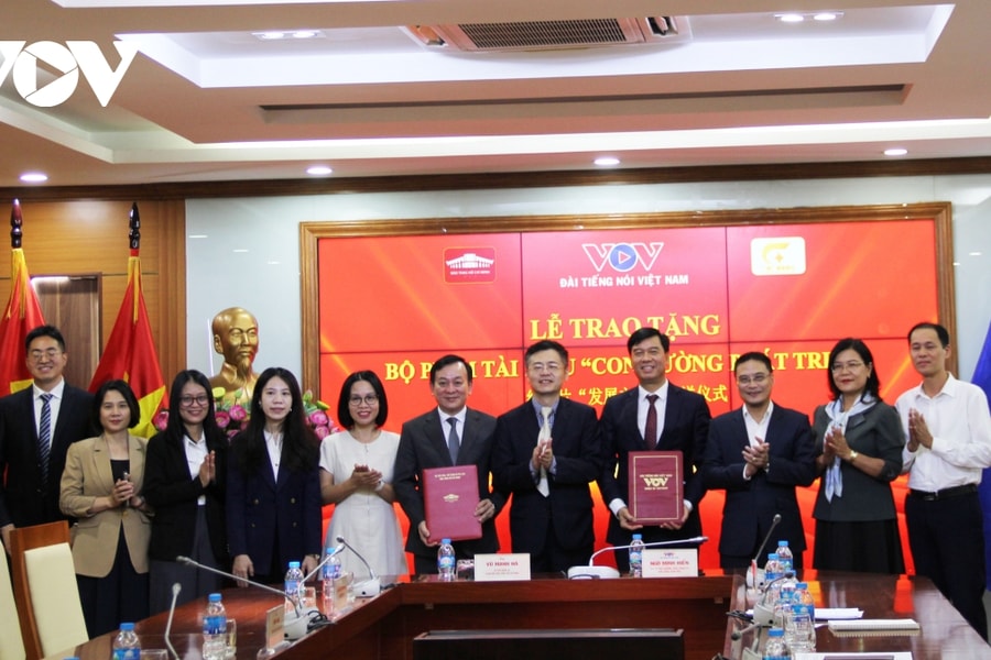 Đài Tiếng nói Việt Nam trao tặng bộ phim tài liệu 'Con đường phát triển' cho Bảo tàng Hồ Chí Minh