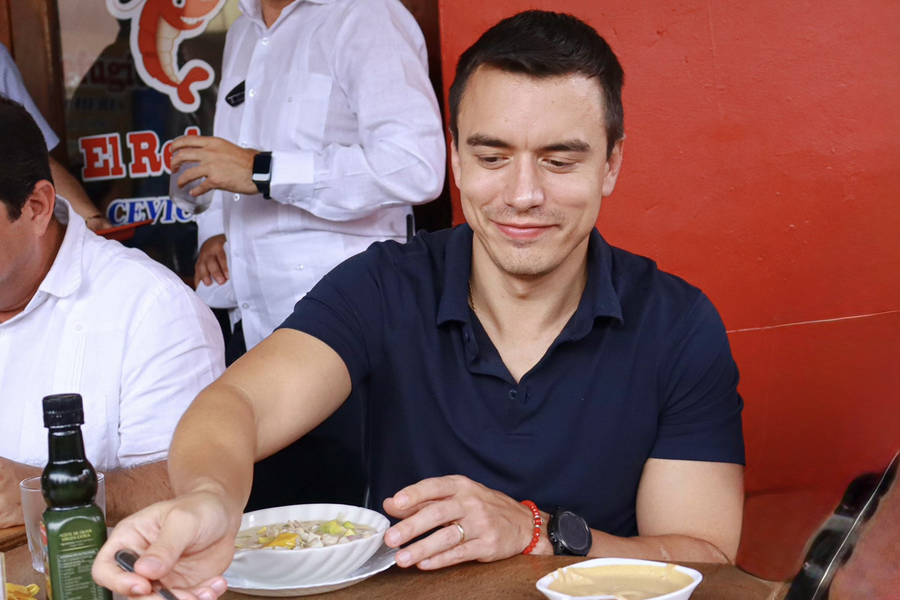 Tổng thống Ecuador bị đầu độc bằng socola tẩm hóa chất