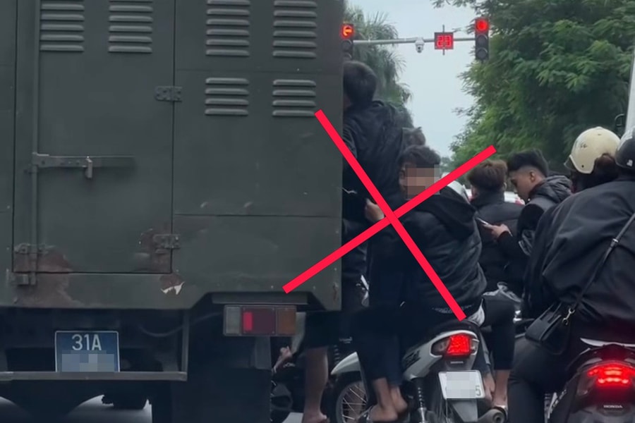 Hà Nội: Nhóm thanh niên không đội mũ bảo hiểm, đeo bám xe chở phạm nhân