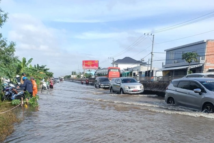 Triều cường dâng cao khiến nhiều đoạn tuyến Quốc lộ 1 ngập nước