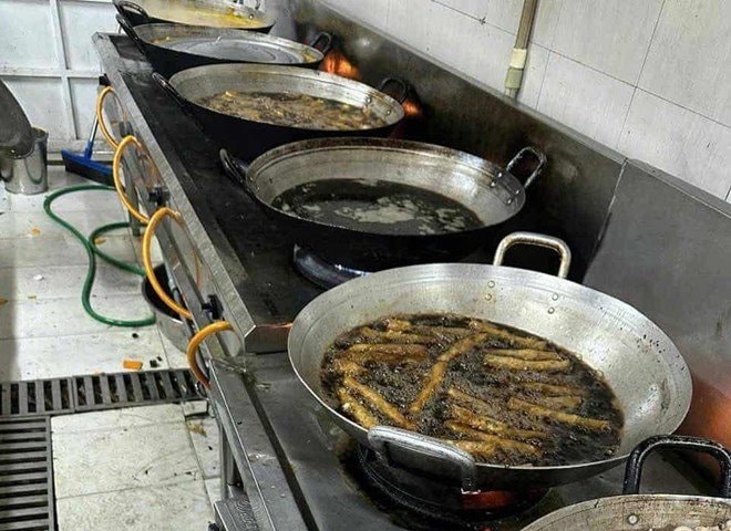 Tận mắt thấy chảo dầu đen như mực, phụ huynh rùng mình, nghi ngờ nhà cung cấp suất ăn bán trú