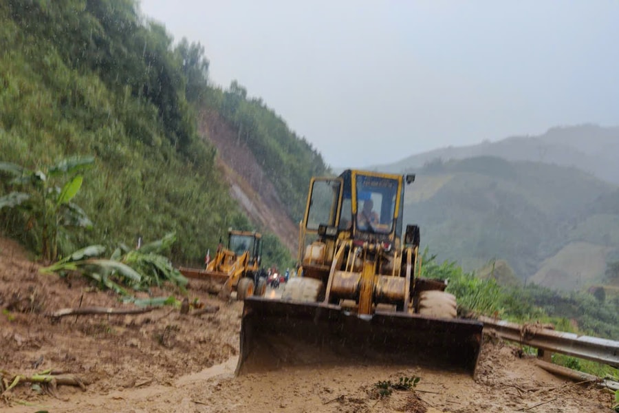 Quảng Ngãi: Sạt lở nghiêm trọng trên đèo Lò Xo khiến giao thông tê liệt