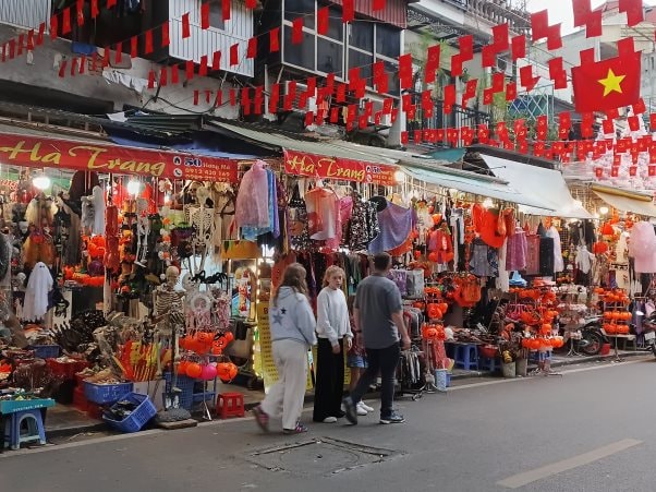 Phố Hàng Mã vào mùa Halloween