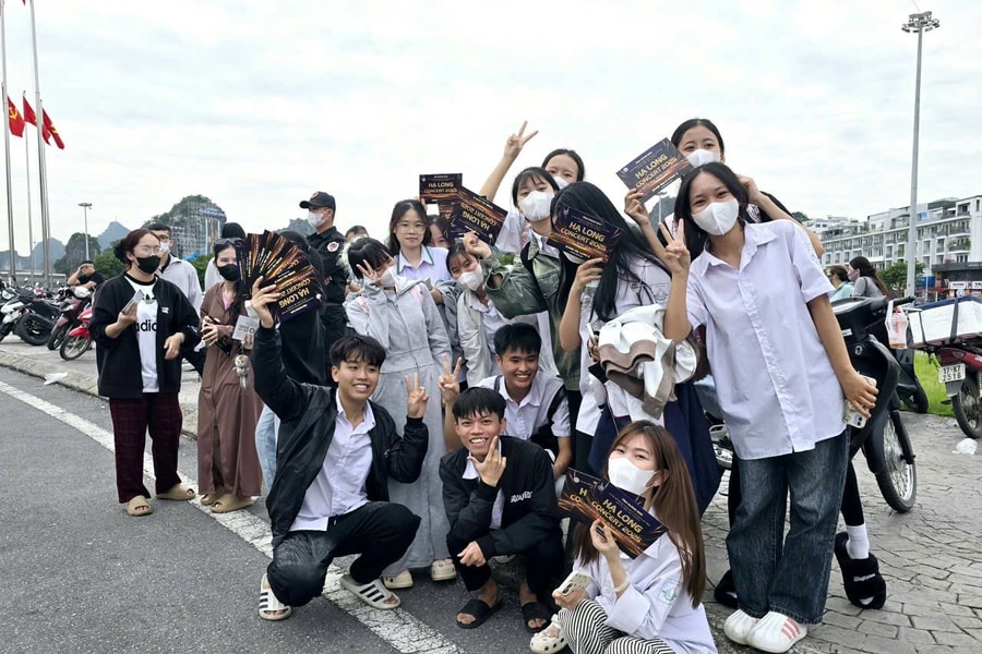 Sức nóng của Hạ Long Concert 2025: Biển người xếp hàng đổi vé đón Đại nhạc hội