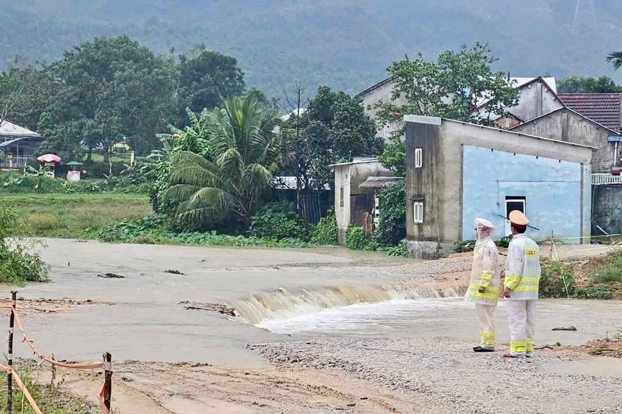 Huế, Đà Nẵng đồng loạt cho học sinh nghỉ học ngày 27/10 vì mưa lớn kéo dài
