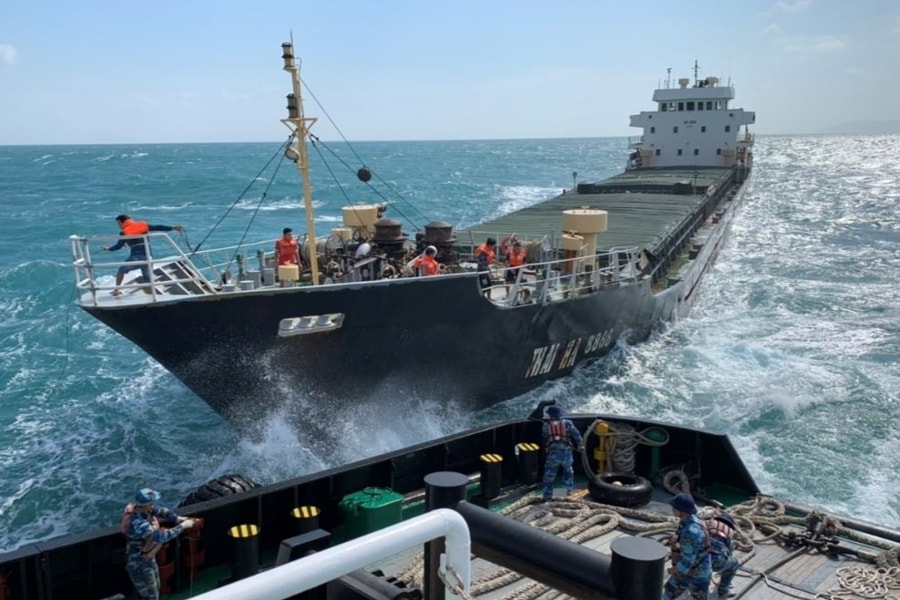 Huế: Tàu hàng chìm ngoài khơi biển Lăng Cô