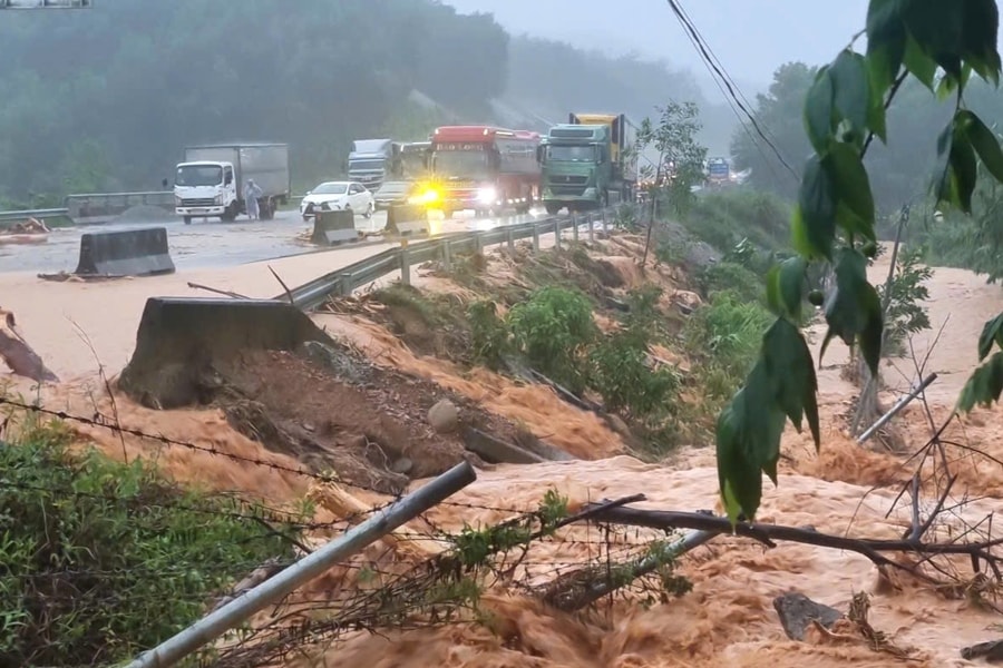Mưa lớn gây sạt lở, chia cắt giao thông trên cao tốc La Sơn – Túy Loan