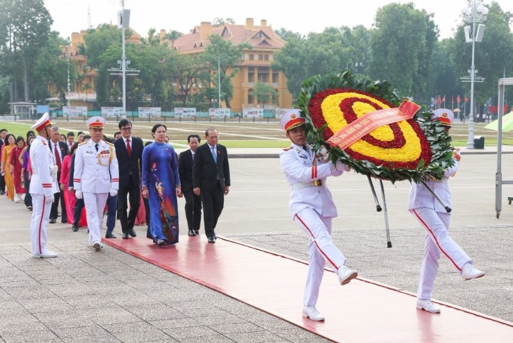 Đoàn đại biểu Cơ quan Ủy ban Trung ương MTTQ Việt Nam báo công dâng Bác trước thềm Đại hội thi đua yêu nước