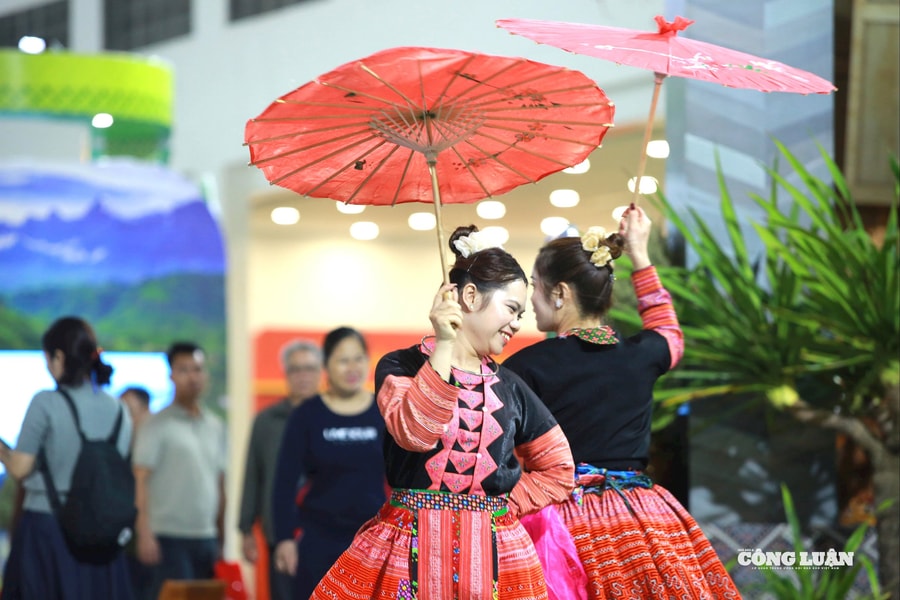 Nhảy sạp, uống rượu cần - du khách “về với Tây Bắc” giữa hội chợ Hà Nội