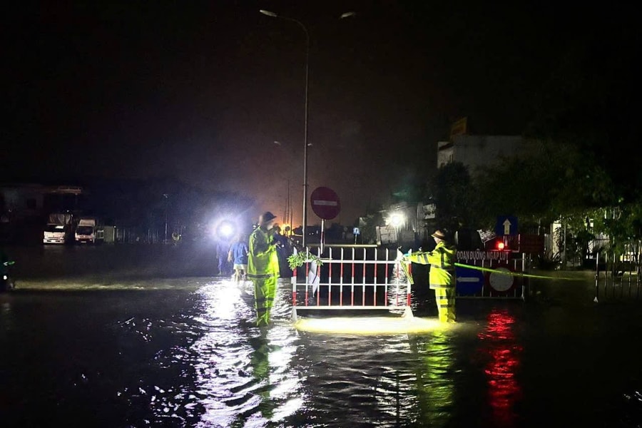 Lũ vượt báo động 3 tại Huế, Đà Nẵng, hơn 100.000 ngôi nhà ngập sâu