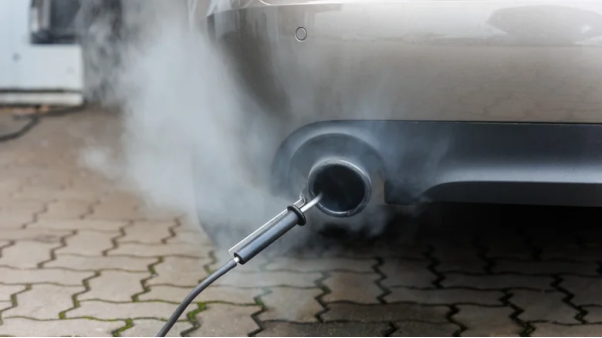 Xe hybrid cắm điện gây ô nhiễm gần như xe xăng