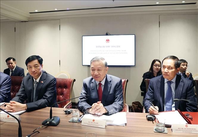 Tổng Bí thư Tô Lâm dự tọa đàm với các chuyên gia về AI và Chip bán dẫn