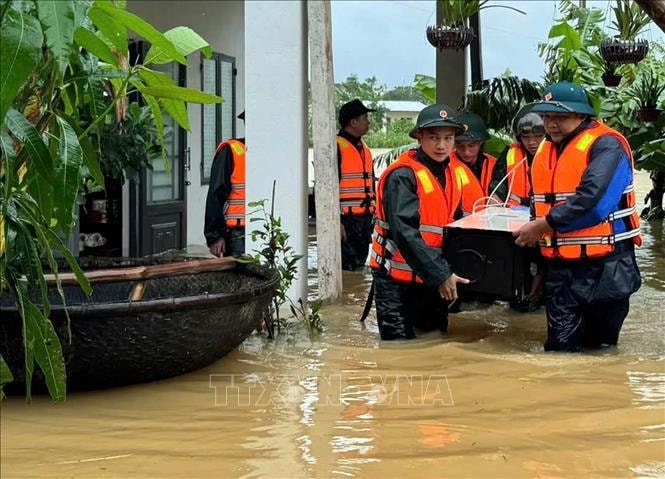 Quân đội ứng cứu, đưa người dân ở khu vực bị ngập sâu đến nơi an toàn