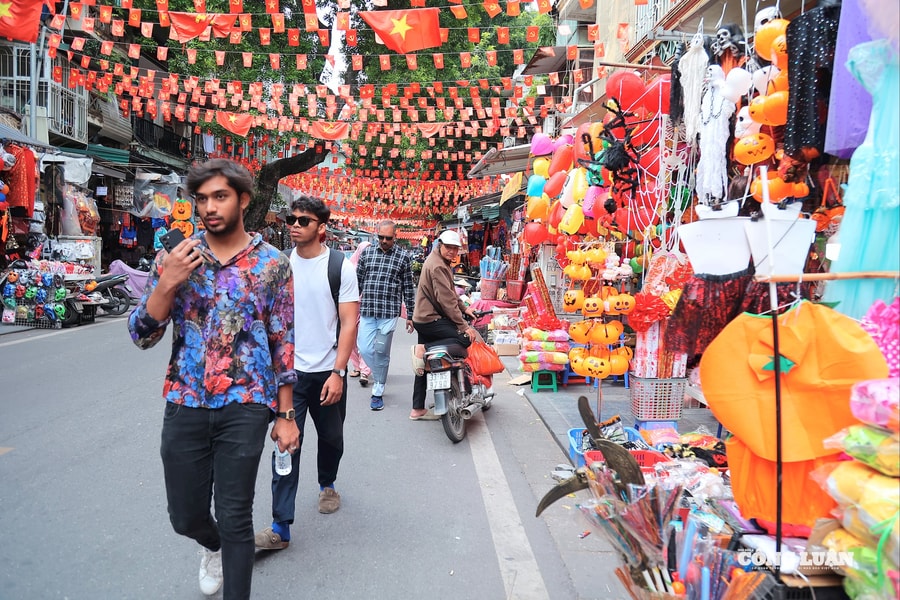 Phố Hàng Mã rộn ràng sắc màu trước dịp lễ Halloween