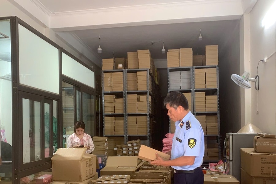 Phát hiện kho hàng 'khủng' tại Hà Nội làm giả nhãn hiệu ZARA