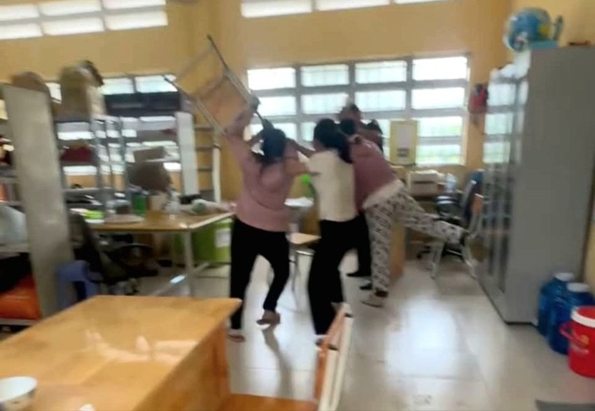 Phụ huynh hành hung giáo viên do nhắn tin 'thân mật' với học sinh