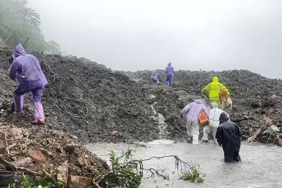 Quảng Ngãi: CSGT cùng người dân tiếp tế lương thực cho tài xế bị mắc kẹt trên đèo do sạt lở