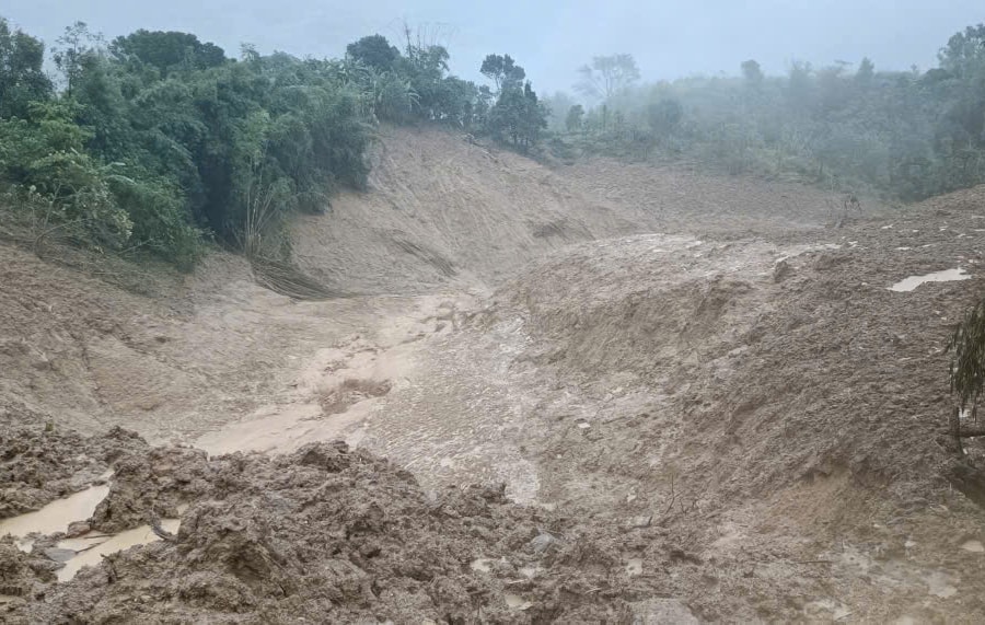 Quảng Ngãi: Sau tiếng nổ lớn trên núi, bùn đỏ tràn xuống khiến hơn 1.700 người dân bị cô lập