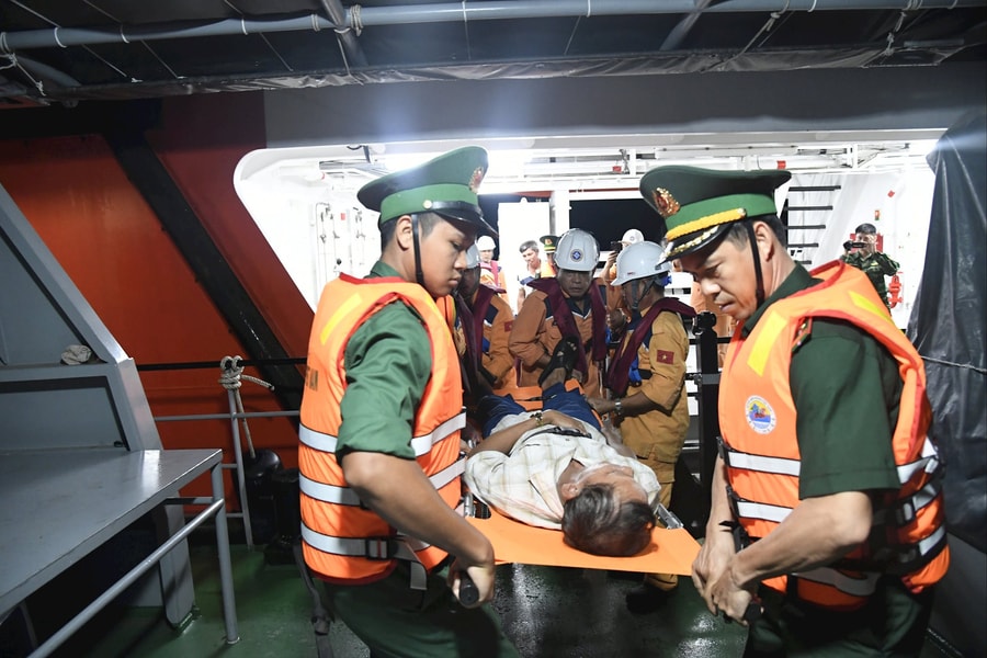 Gia Lai: Ngư dân bị viêm ruột thừa được đưa từ biển vào bờ cấp cứu