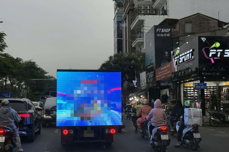 Xe tải gắn màn hình LED quảng cáo trên phố Hà Nội bị xử phạt 7 triệu đồng