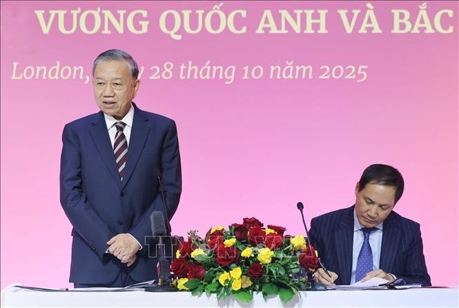 Tổng Bí thư Tô Lâm gặp gỡ cộng đồng người Việt Nam và cán bộ Đại sứ quán Việt Nam tại Anh