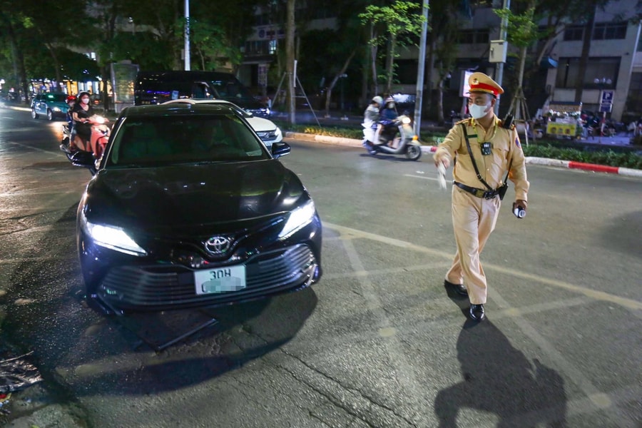 Tài xế Mercedes say xỉn bị Cảnh sát giao thông Hà Nội xử phạt 35 triệu đồng