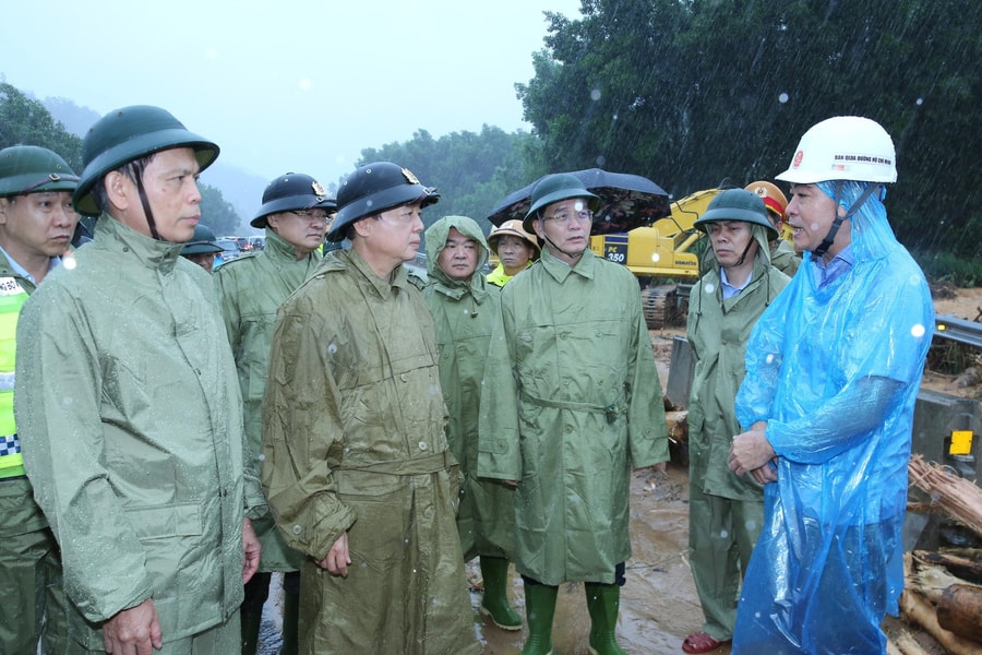 Phó Thủ tướng Trần Hồng Hà kiểm tra, chỉ đạo khắc phục sạt lở trên tuyến cao tốc La Sơn – Hòa Liên