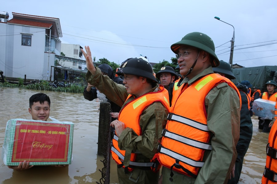 Phó Thủ tướng Trần Hồng Hà thăm hỏi, động viên người dân vùng lũ ở Đà Nẵng