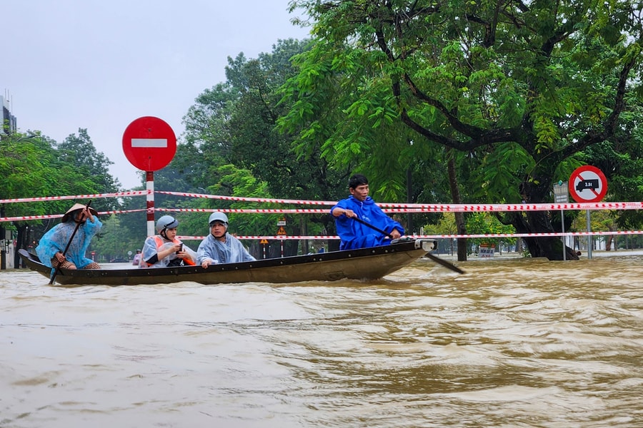 Xuất cấp 300 tấn gạo và nhiều thiết bị cho TP Huế nhằm khắc phục thiên tai