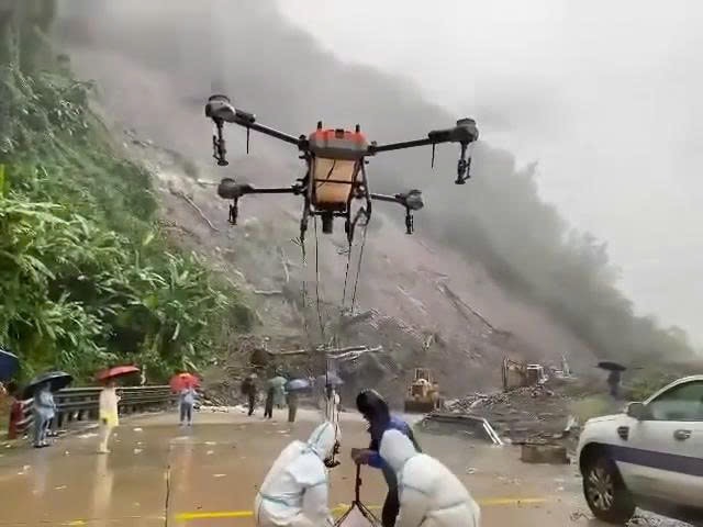 Quảng Ngãi: Ấm áp tình người ở vùng sạt lở, dùng drone tiếp tế lương thực cho tài xế mắc kẹt