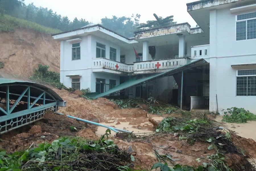 Quảng Ngãi: Lượng lớn đất đá đổ xuống trạm y tế xã, một nhân viên may mắn thoát nạn