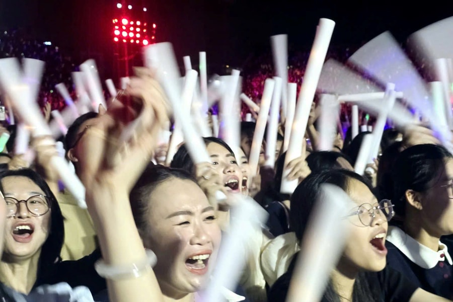 Biển người vỡ òa cảm xúc: Hạ Long Concert 2025 thắp sáng hào khí Di sản