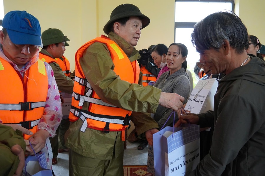 Phó Thủ tướng Mai Văn Chính thăm hỏi, động viên người dân vùng lũ Quảng Trị