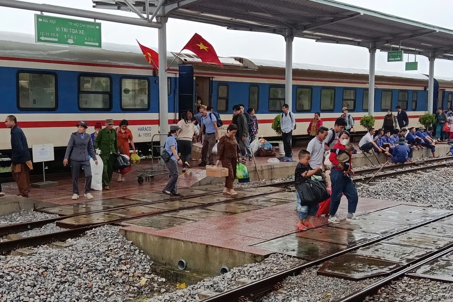 Vận tải đường sắt bị ảnh hưởng lớn bởi mưa lũ phức tạp miền Trung