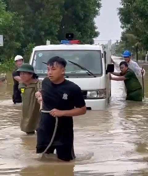 Quảng Ngãi: Lực lượng chức năng băng lũ đưa sản phụ đi sinh an toàn