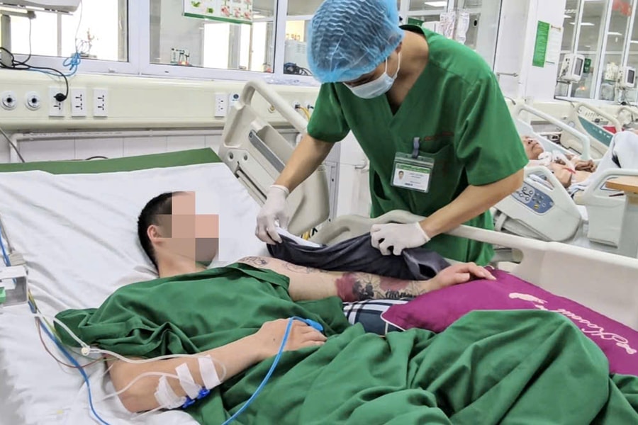 Sốt xuất huyết Dengue biến chứng lạ khiến cánh tay sưng to, bác sĩ phải chạy đua giữ lại chi