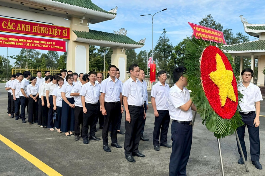 Kiểm toán nhà nước khu vực XIII dâng hương tri ân các Anh hùng liệt sỹ