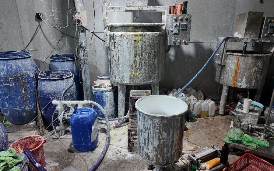 Cận cảnh xưởng sản xuất mỹ phẩm giả quy mô lớn vừa bị Công an TP HCM triệt phá