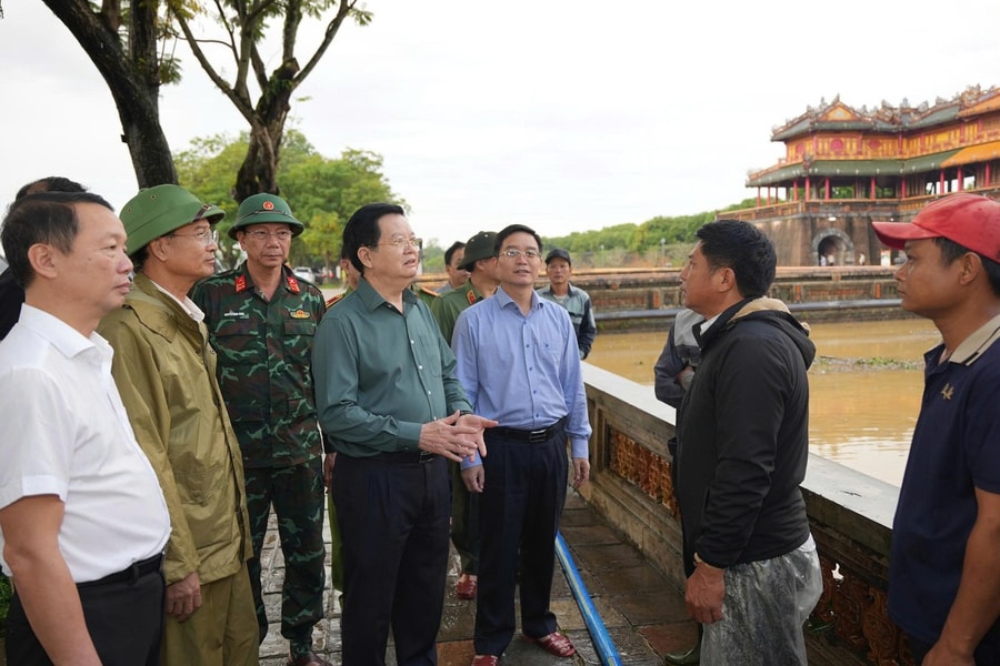 Phó Thủ tướng Mai Văn Chính kiểm tra công tác khắc phục mưa lũ tại khu vực Ngọ Môn-Đại Nội Huế