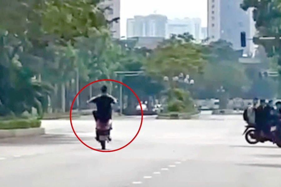 Hà Nội: Nam thanh niên bốc đầu xe máy trên đường nhận ‘kết đắng’