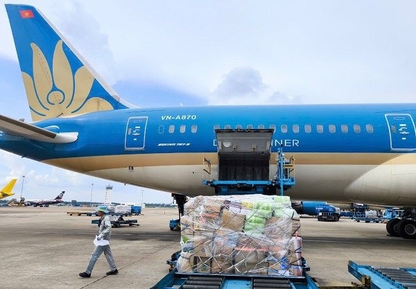 Vietnam Airlines vận chuyển miễn phí hàng cứu trợ của Hội Nhà báo Việt Nam đến miền Trung