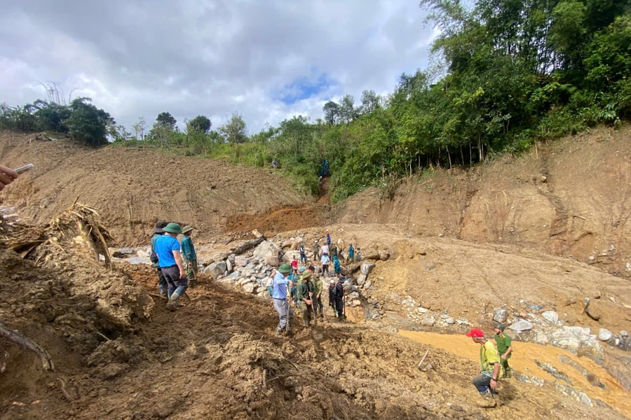 Quảng Ngãi: Chính quyền cùng người dân mở đường, gùi lương thực cho 1.700 người bị cô lập