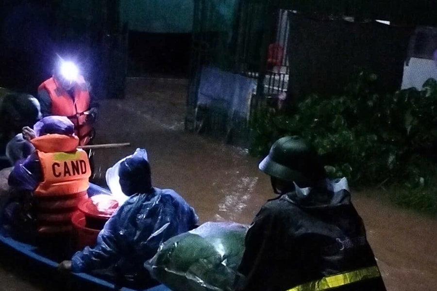 Mưa lớn kéo dài, vùng hạ du Hà Tĩnh chìm trong biển nước