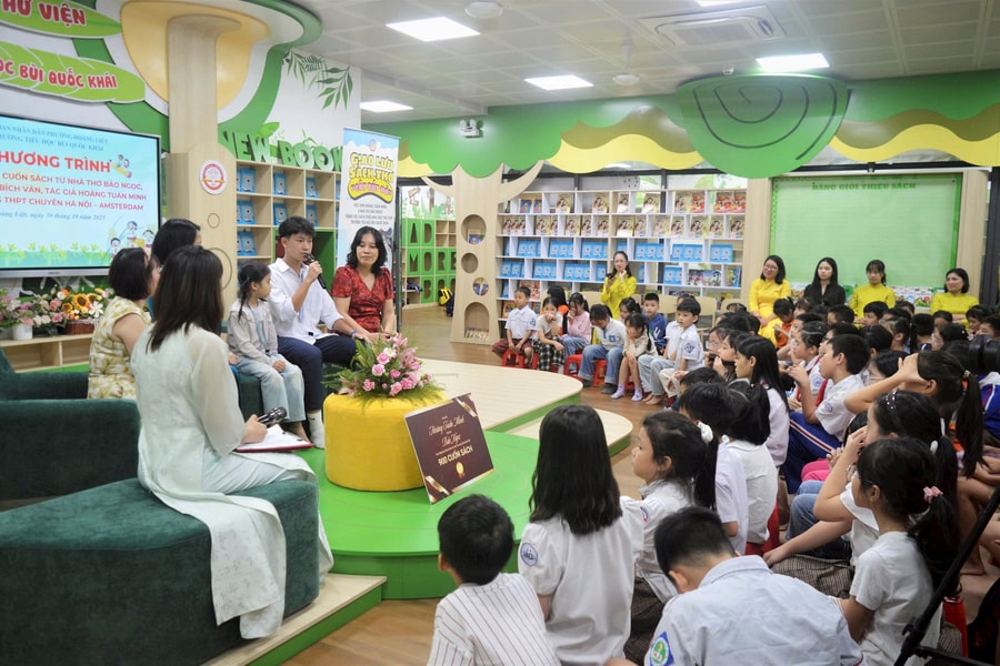 Nam sinh 17 tuổi biến thơ song ngữ thành cầu nối văn hóa đọc