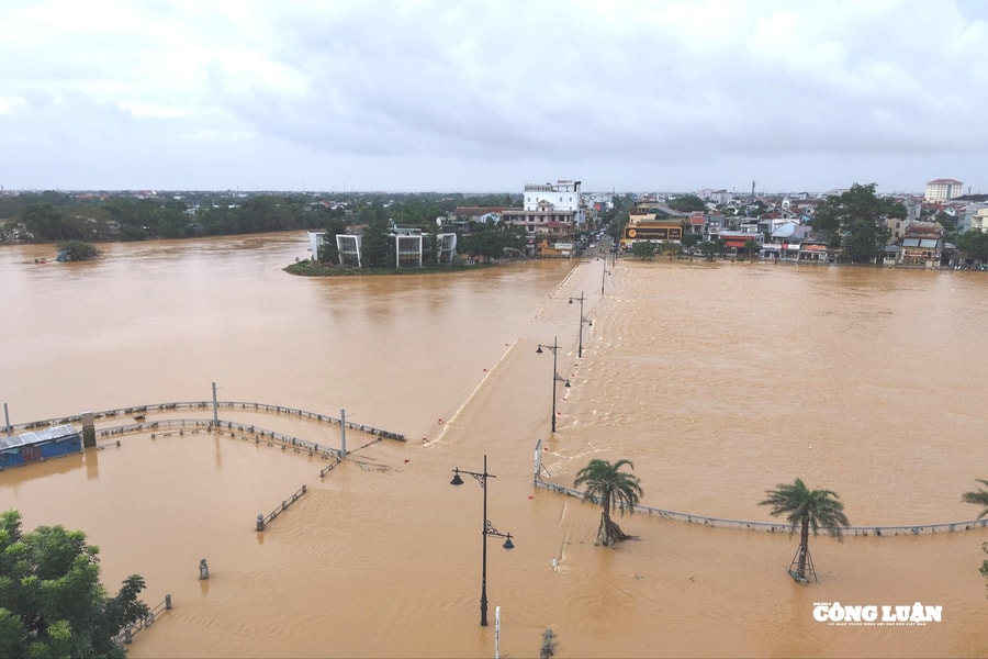 Nước sông Hương tràn qua cầu Đập Đá, người dân lo lụt trở lại