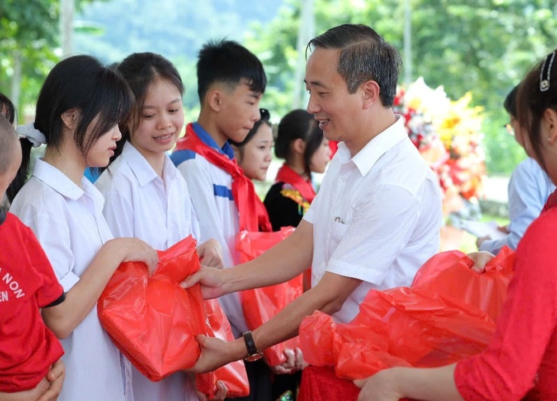 NXB Giáo dục Việt Nam: Trao thêm cơ hội học tập cho học sinh miền núi bằng những cuốn sách giáo khoa ý nghĩa