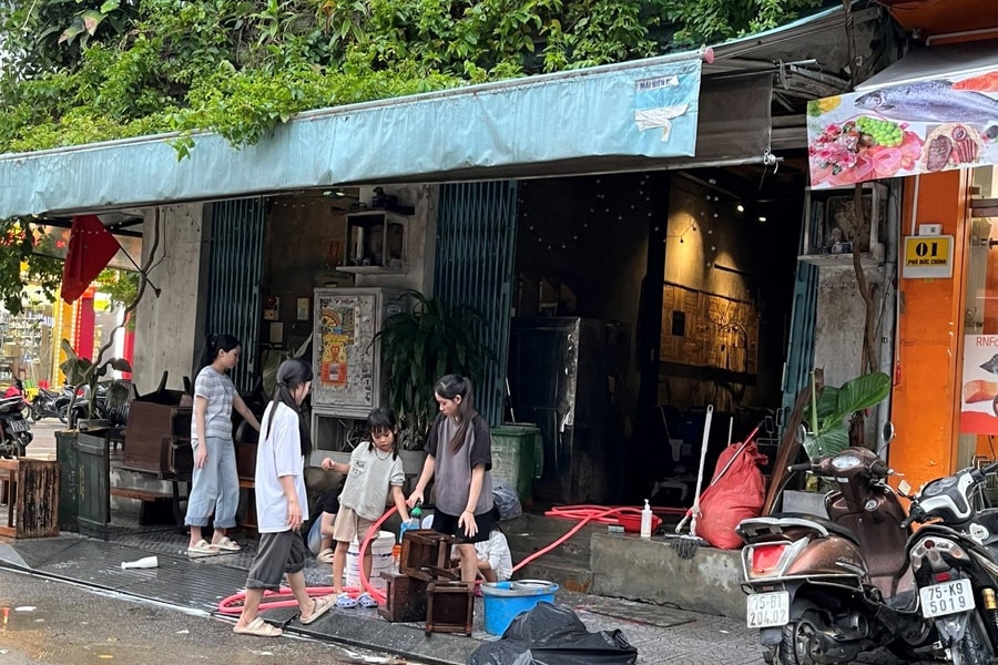 Người dân Huế tất bật dọn dẹp sau trận lũ lụt kinh hoàng